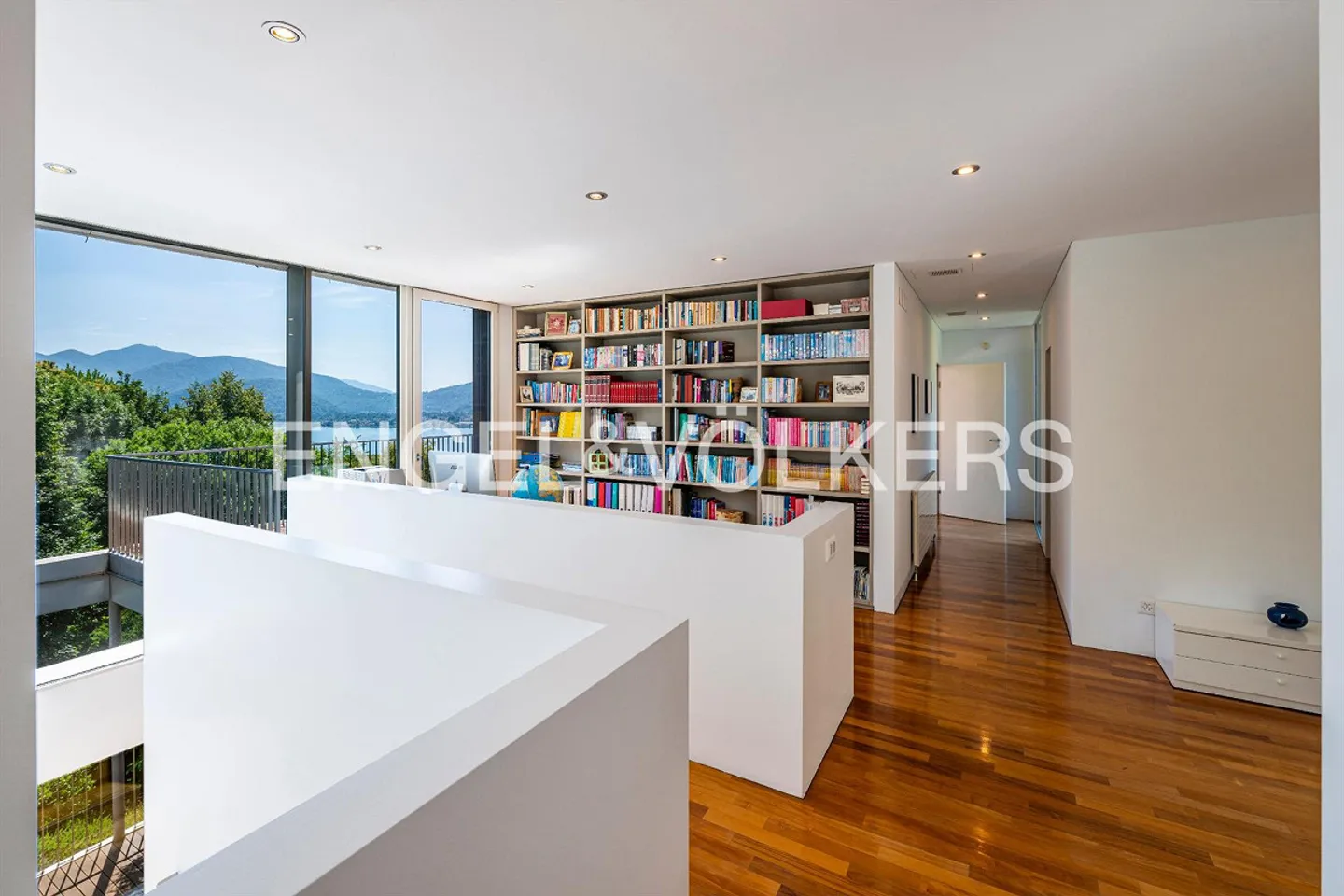 Villa moderne avec vue sur le lac et piscine - Photo 7 sur 13