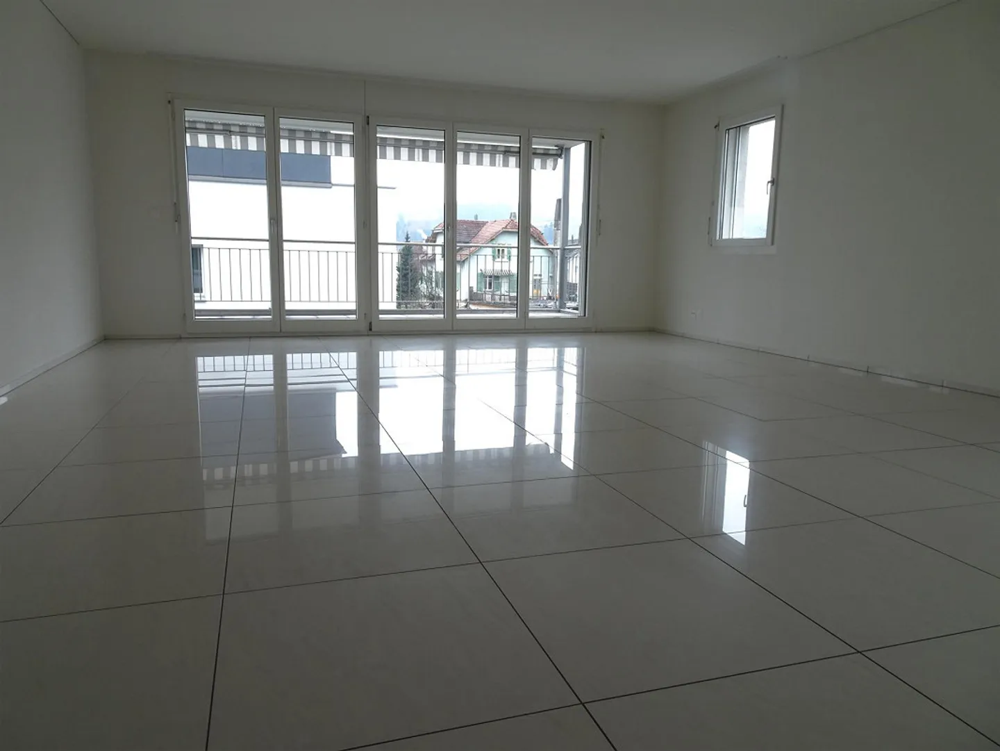 Bel appartement lumineux et calme de 4,5 pièces au centre de Hochdorf - Photo 3 sur 11