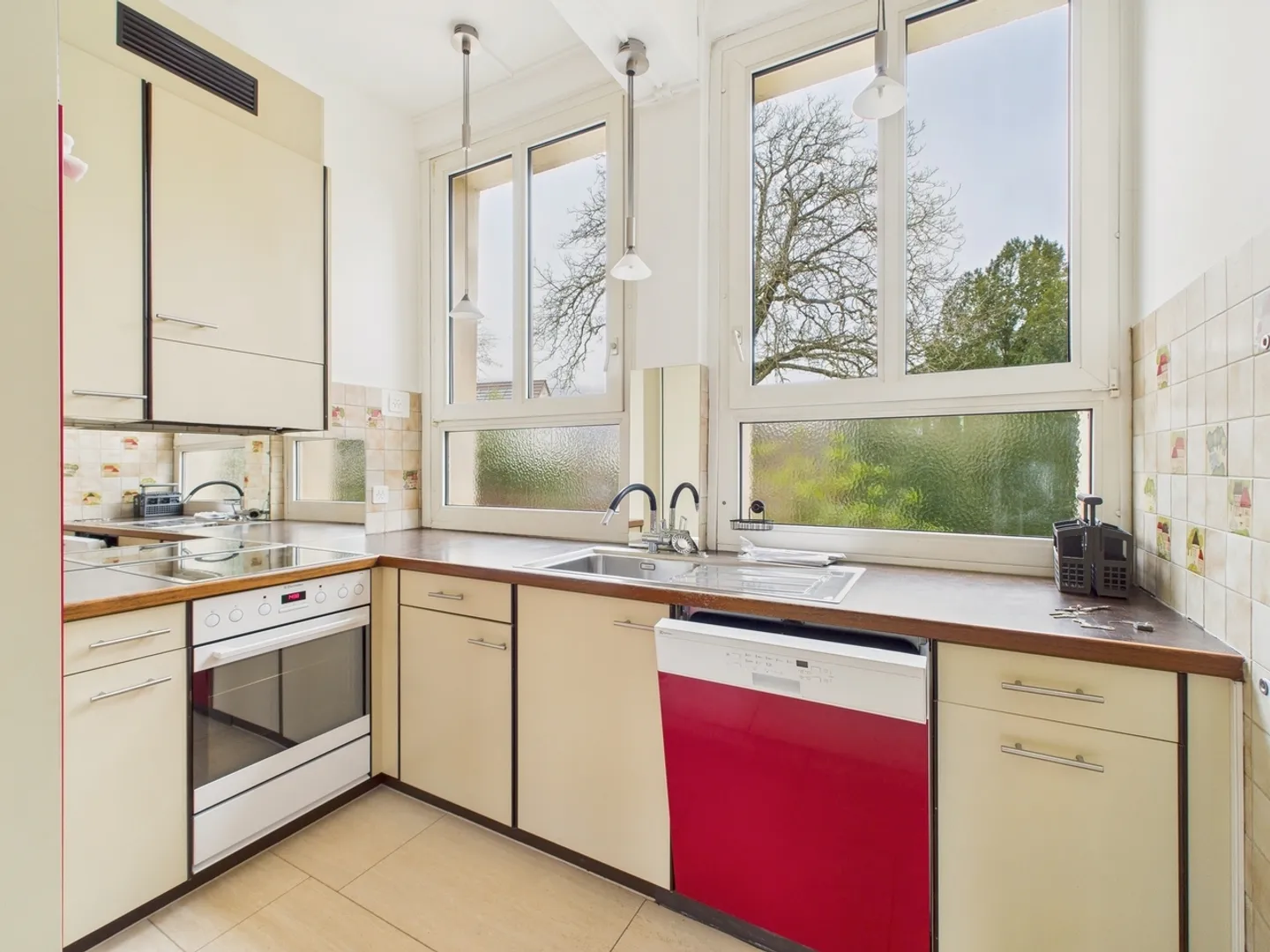 Charming 4.5-room terraced house with garden in Nidau - Photo 2 of 13