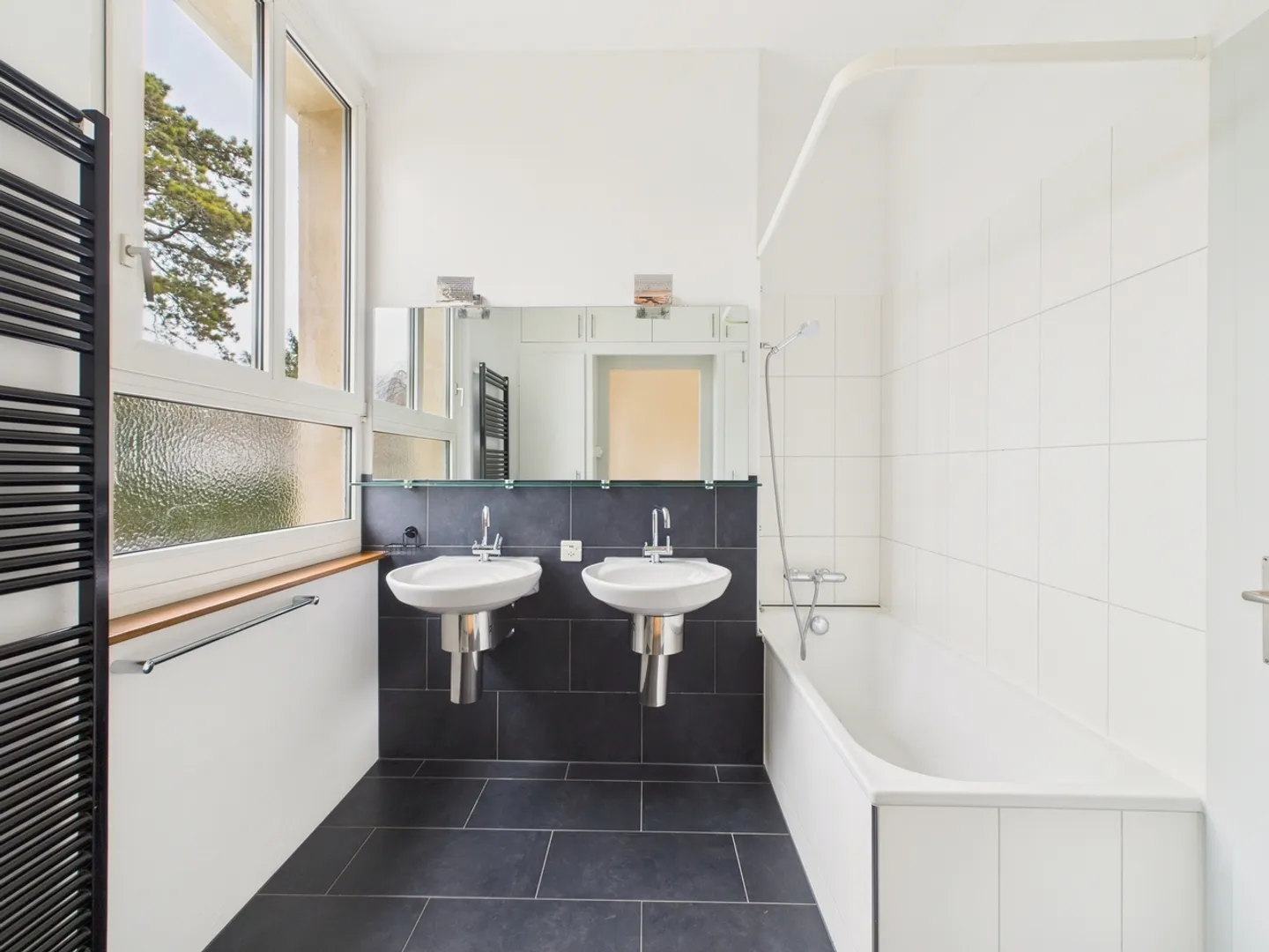 Charming 4.5-room terraced house with garden in Nidau - Photo 7 of 13