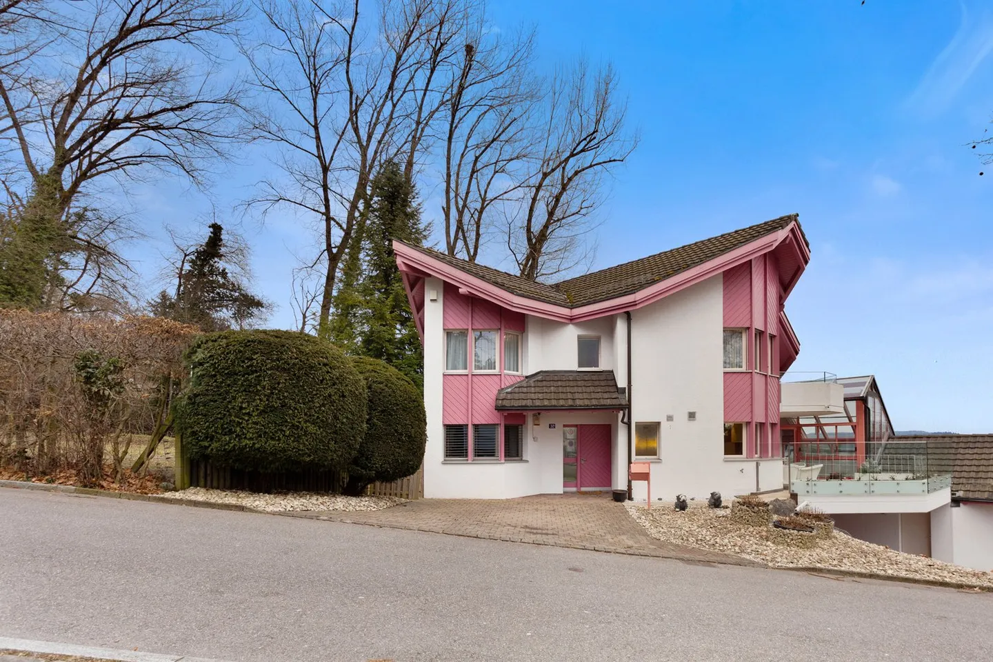Grosszügiges Einfamilienhaus mit Garten - Foto 1 von 13