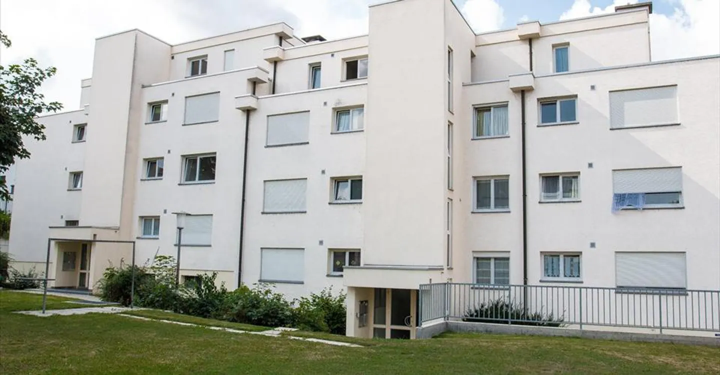 Mixed-use building for rent - Photo 3 of 4