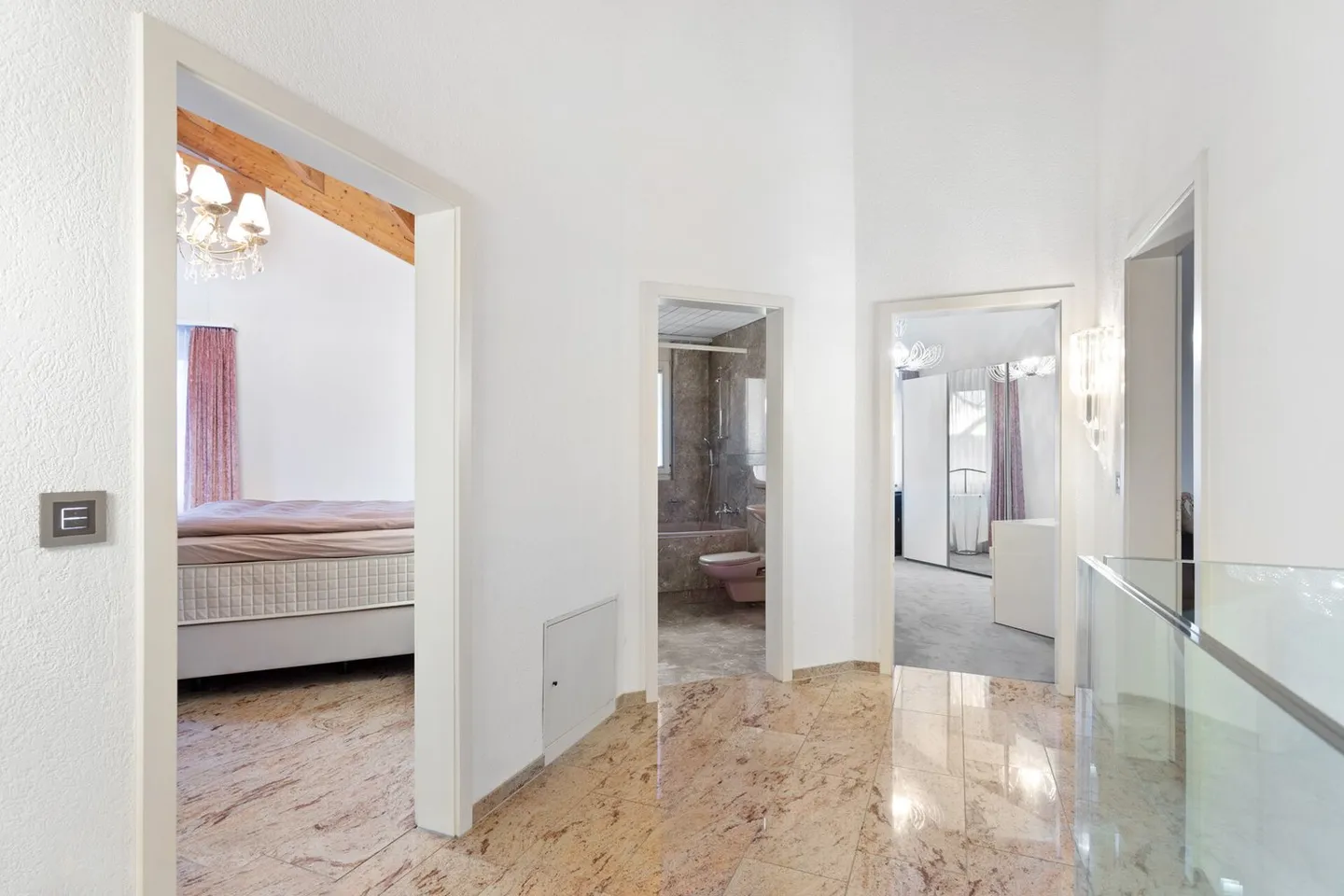 Grosszügiges Einfamilienhaus mit Garten - Foto 13 von 13