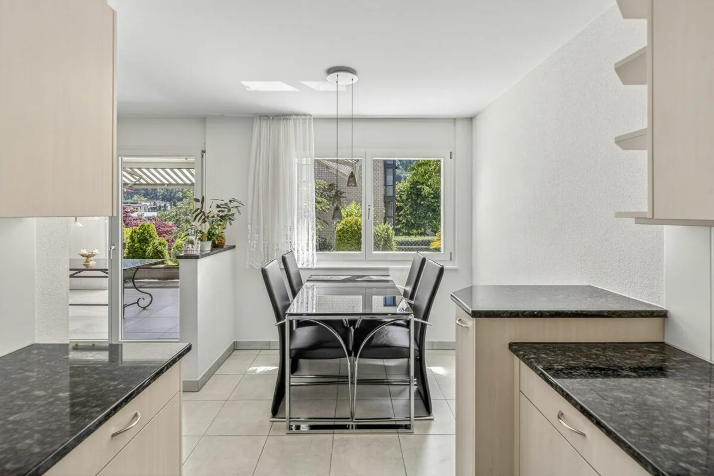 2.5-Room Garden Apartment in a Quiet Location - Photo 3 of 8