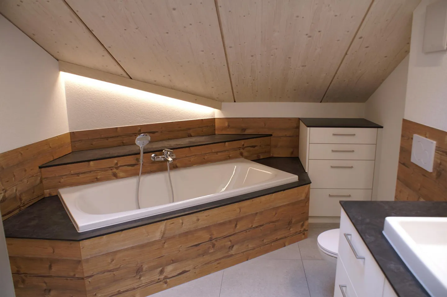 Modernes Apartment mit Balkon - Foto 8 von 10