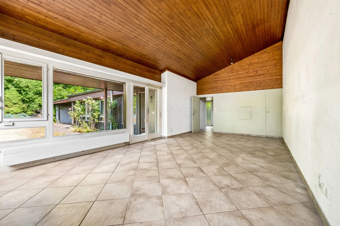 Spacious 4.5-room single-family house with potential - Photo 3 of 13