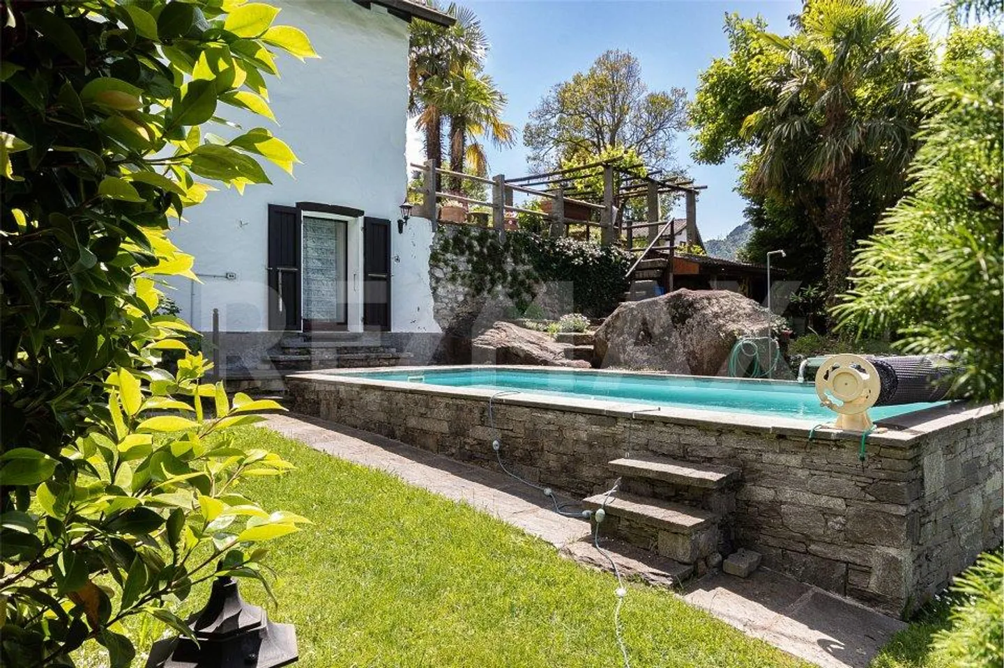 Casa con piscina e grande giardino - Foto 10 di 13