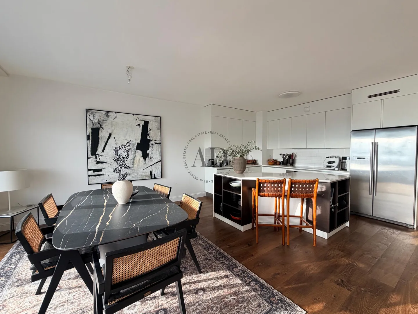 Superb through apartment - Photo 1 of 9