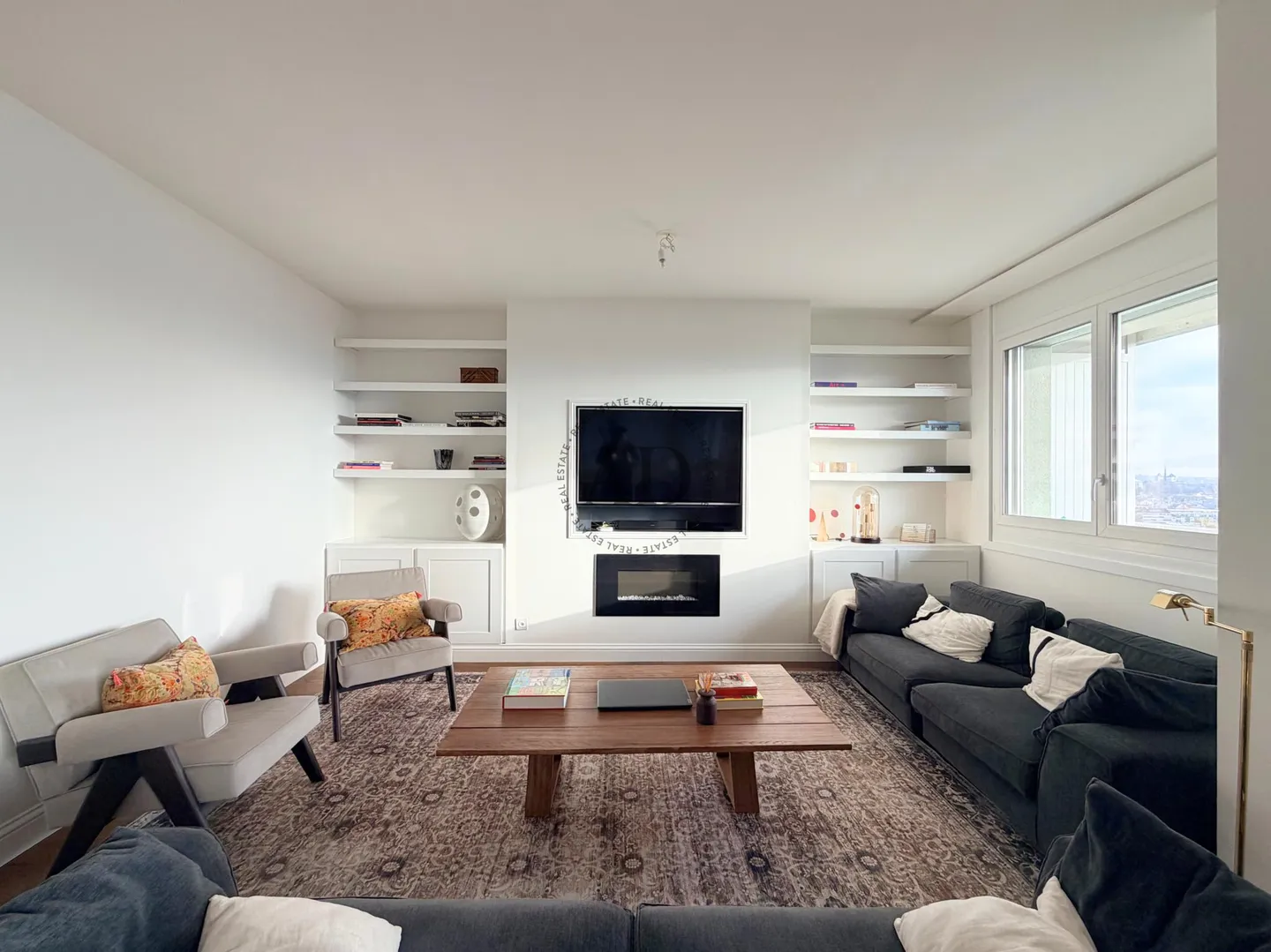 Superb through apartment - Photo 2 of 9