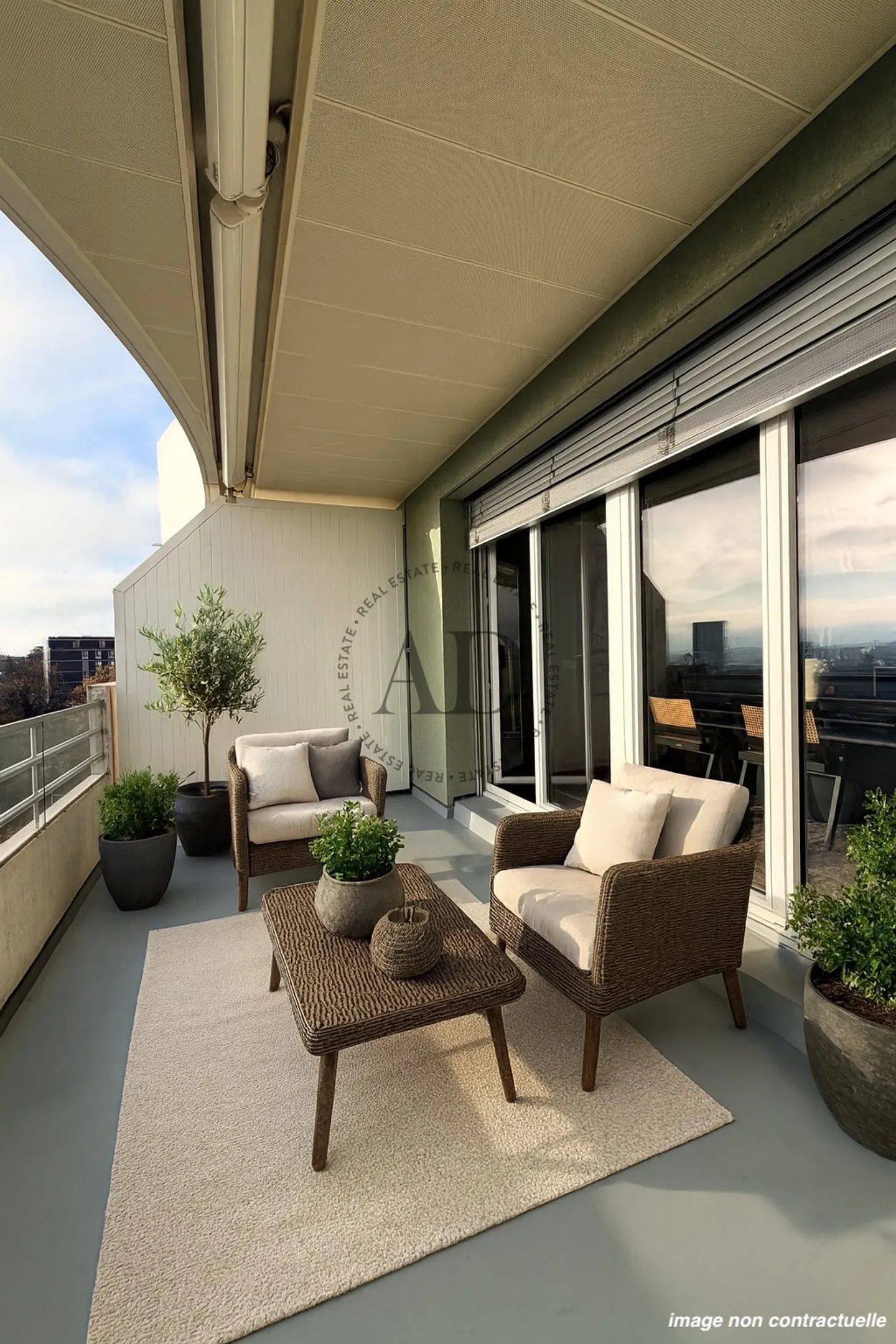 Superb through apartment - Photo 3 of 9