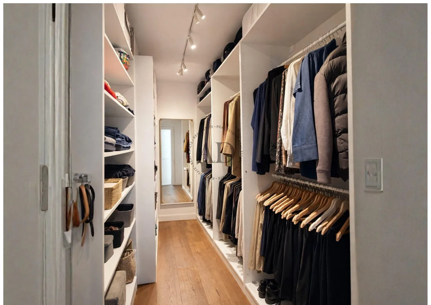 Superb through apartment - Photo 5 of 9