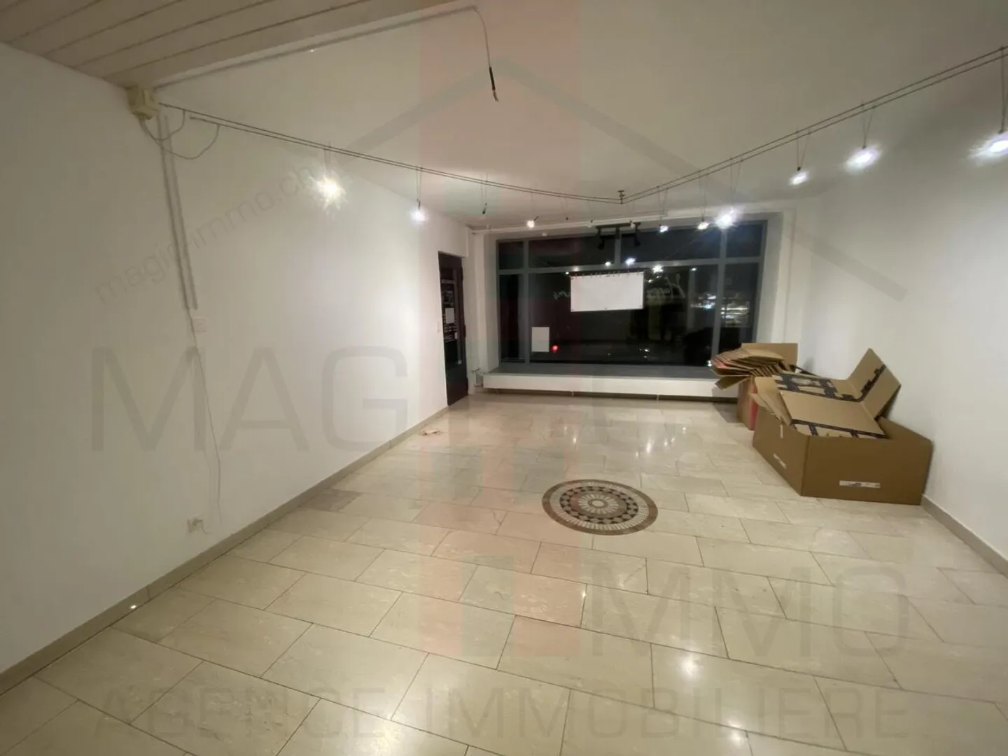 Gewerbefläche mit Schaufenster im Stadtzentrum von Delémont - Foto 1 von 8