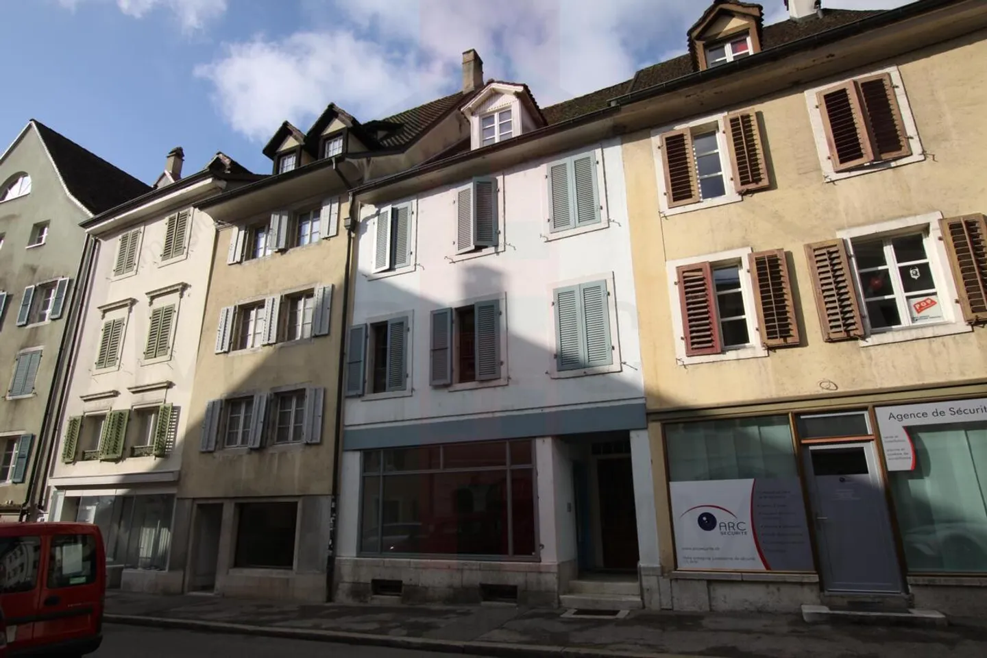 Gewerbefläche mit Schaufenster im Stadtzentrum von Delémont - Foto 2 von 8