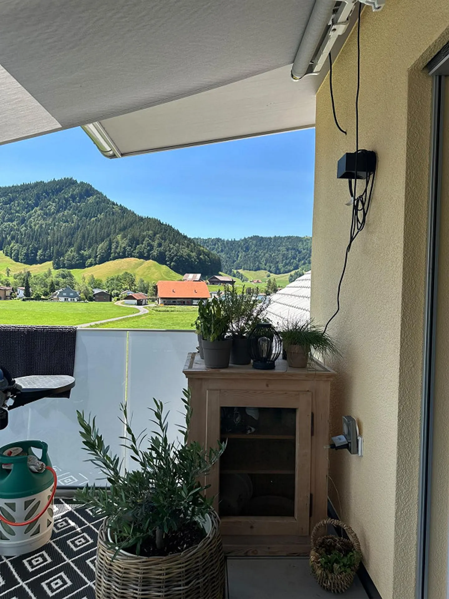 Appartamento mansardato di 4,5 stanze quasi nuovo alla periferia di Einsiedeln - Foto 1 di 16