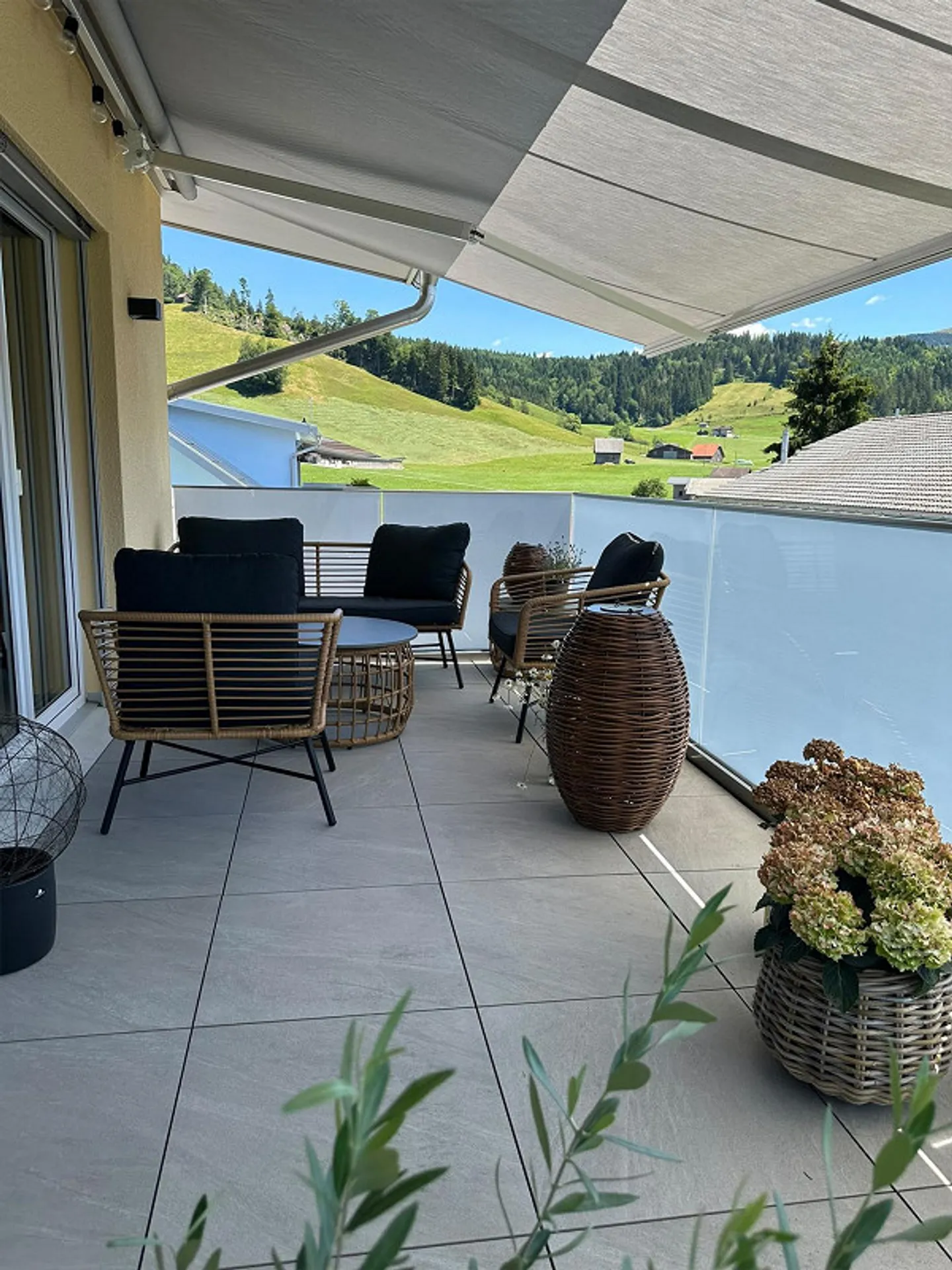 Appartamento mansardato di 4,5 stanze quasi nuovo alla periferia di Einsiedeln - Foto 3 di 16