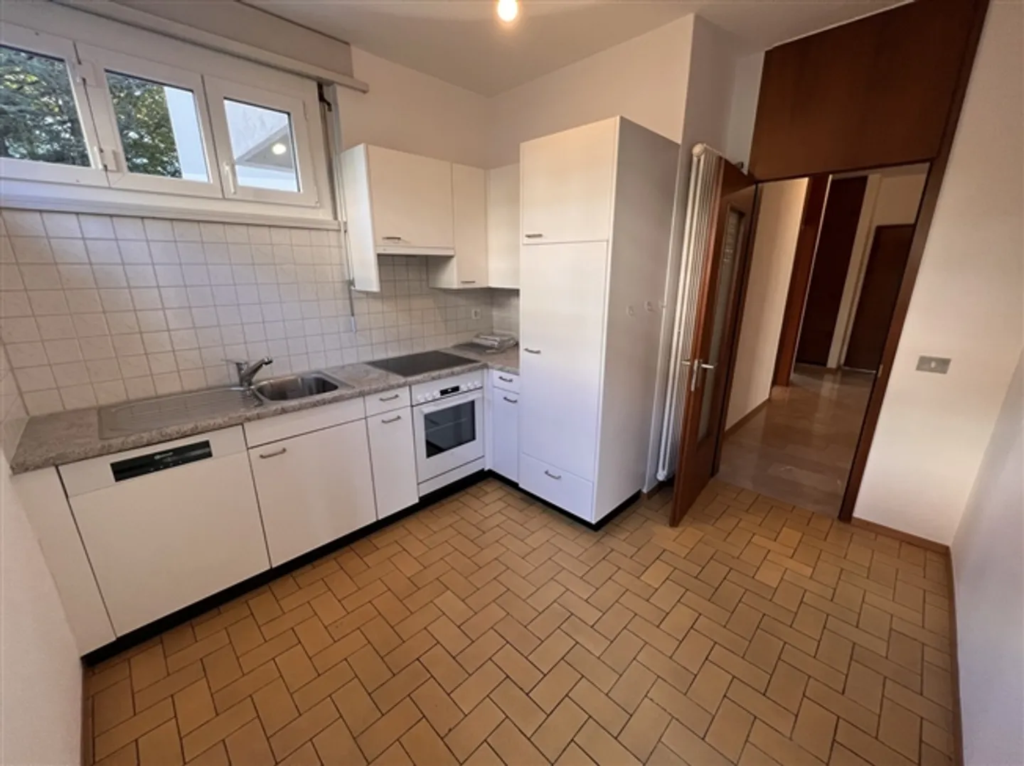 SPACIOUS 2.5-ROOM APARTMENT FOR RENT - Photo 2 of 8