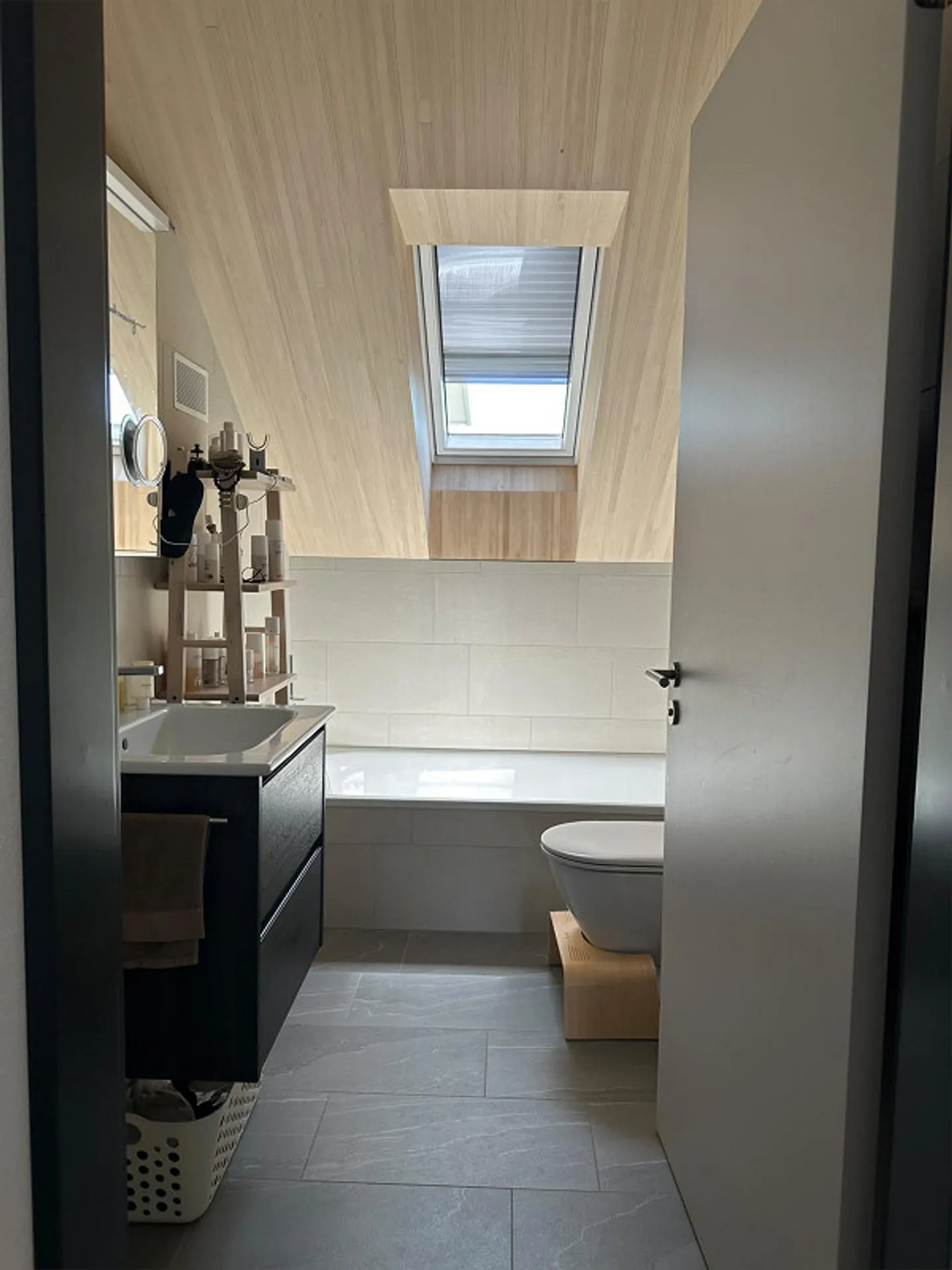 Appartamento mansardato di 4,5 stanze quasi nuovo alla periferia di Einsiedeln - Foto 11 di 16