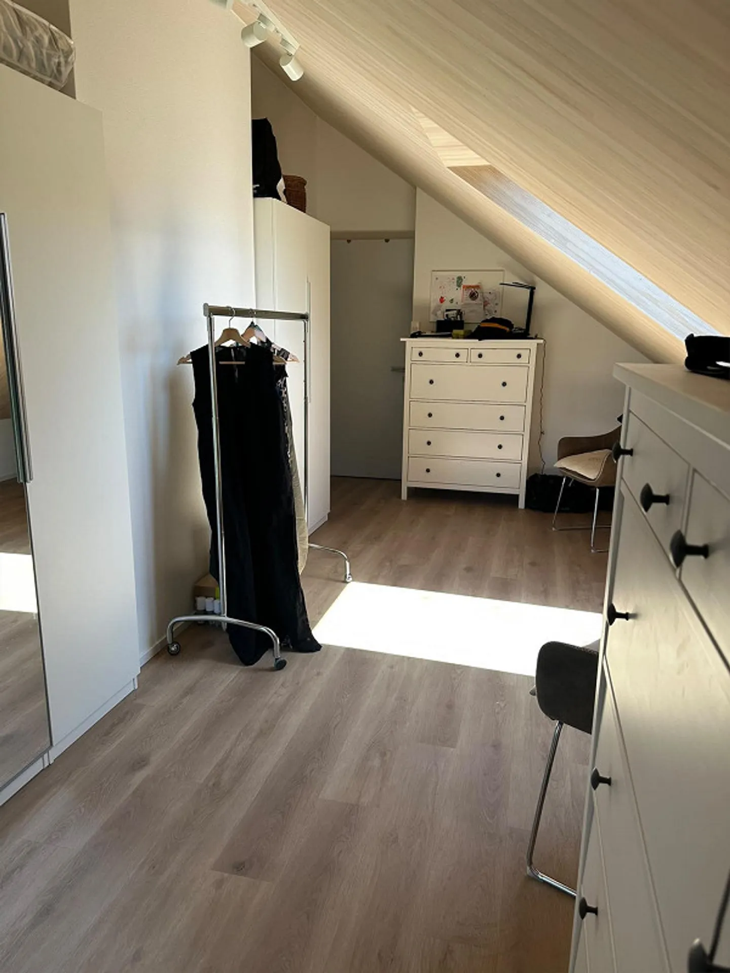 Appartamento mansardato di 4,5 stanze quasi nuovo alla periferia di Einsiedeln - Foto 14 di 16