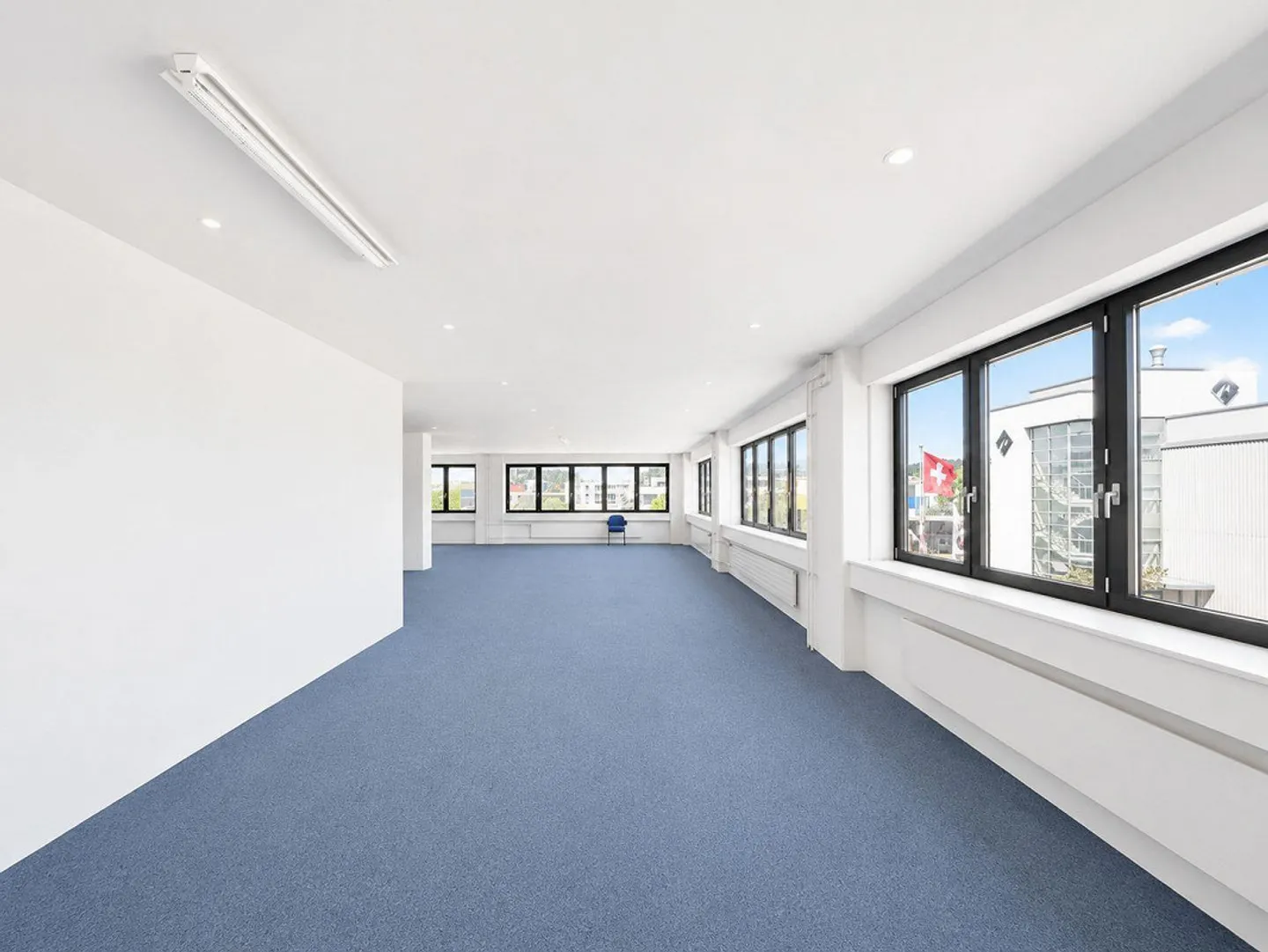 Section entière du bâtiment et environ 1 500 m² d'espace extérieur disponible ! - Photo 5 sur 15