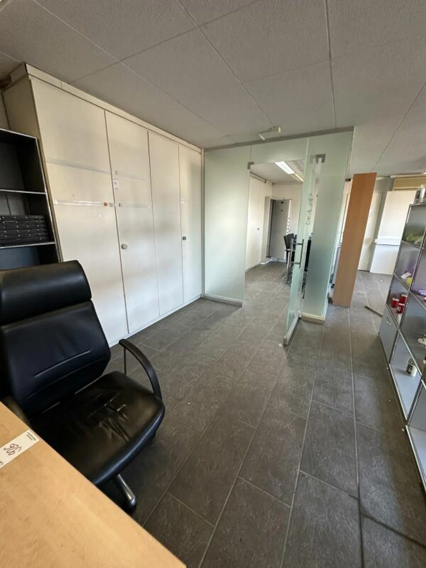 Bureau et salle de réunion de plain-pied - idéal pour des réunions et des conférences - Photo 3 sur 8