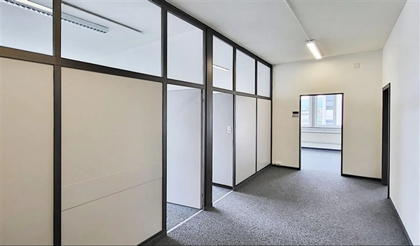 Bürofläche mit hellen Räumen - Foto 1 von 7