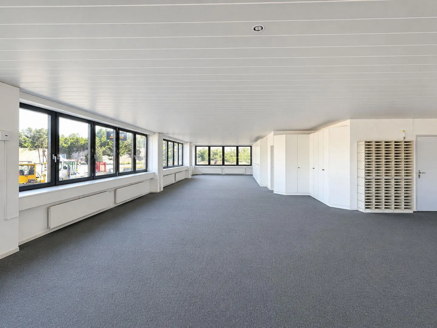 Section entière du bâtiment et environ 1 500 m² d'espace extérieur disponible ! - Photo 8 sur 15