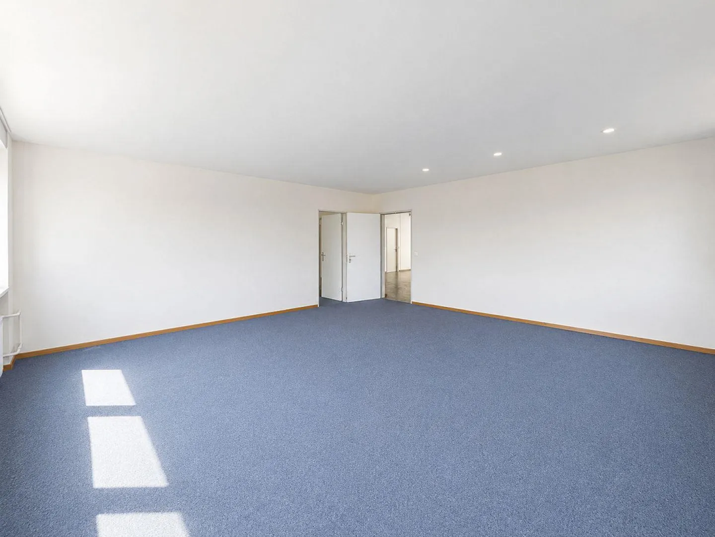 Section entière du bâtiment et environ 1 500 m² d'espace extérieur disponible ! - Photo 12 sur 15