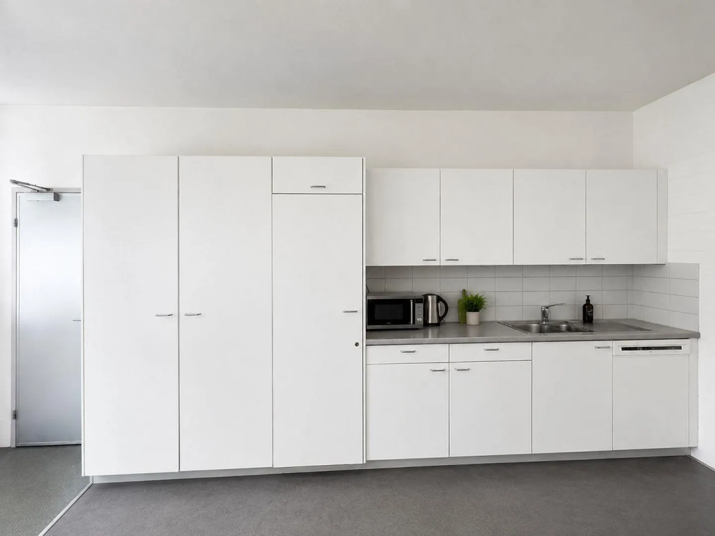 Section entière du bâtiment et environ 1 500 m² d'espace extérieur disponible ! - Photo 14 sur 15