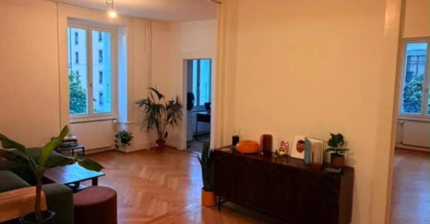 Charming 4-room apartment near the train station - Photo 1 of 8