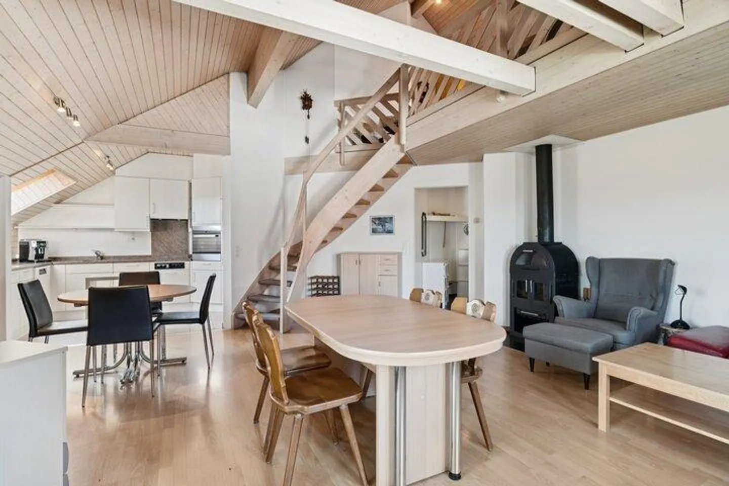 Charming Penthouse in a Quiet Location - Photo 2 of 7