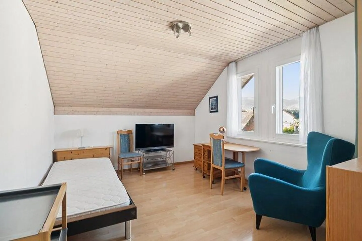 Charming Penthouse in a Quiet Location - Photo 4 of 7