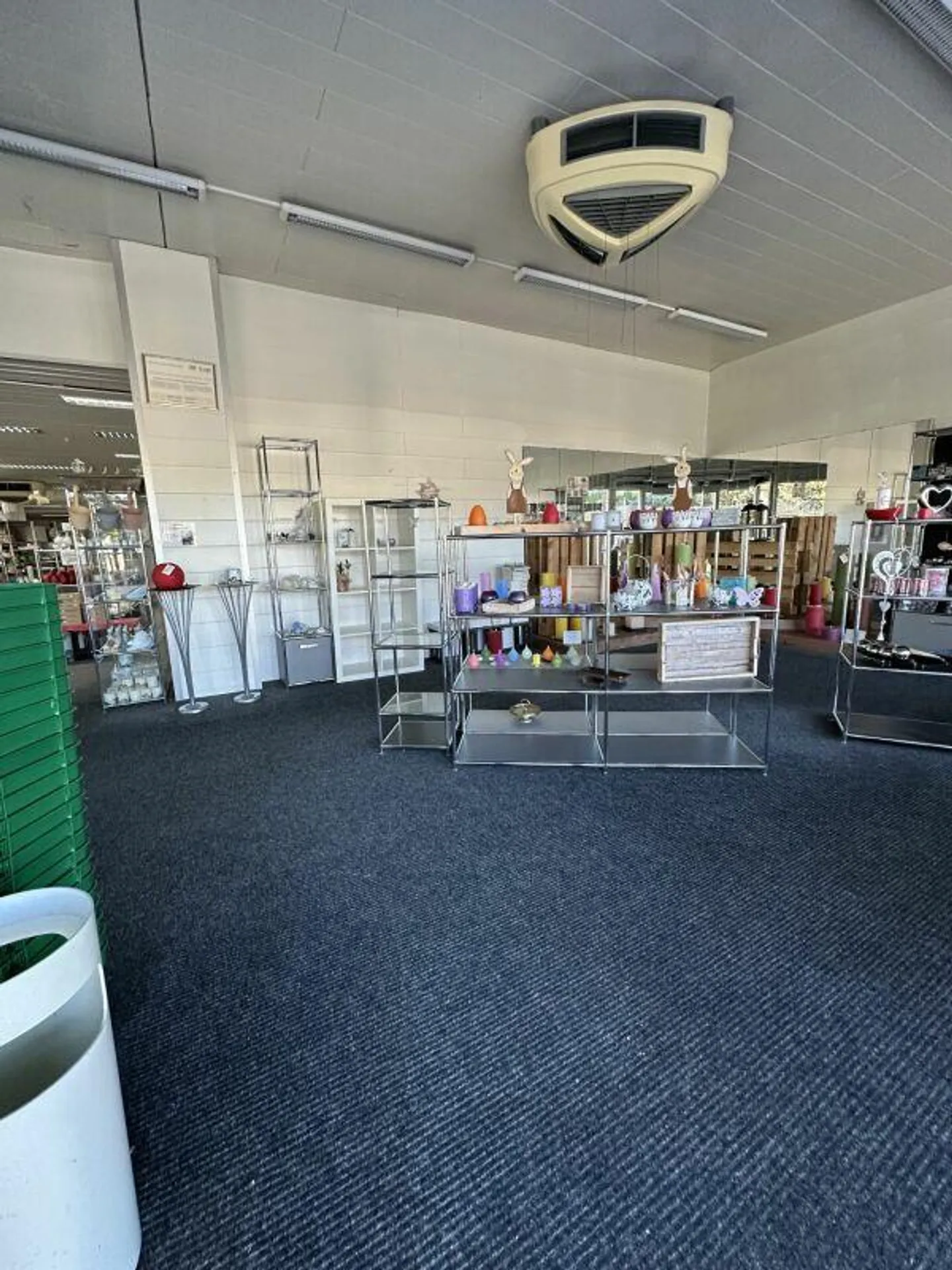 Espace de vente de plain-pied / magasin avec accès direct - Photo 3 sur 9