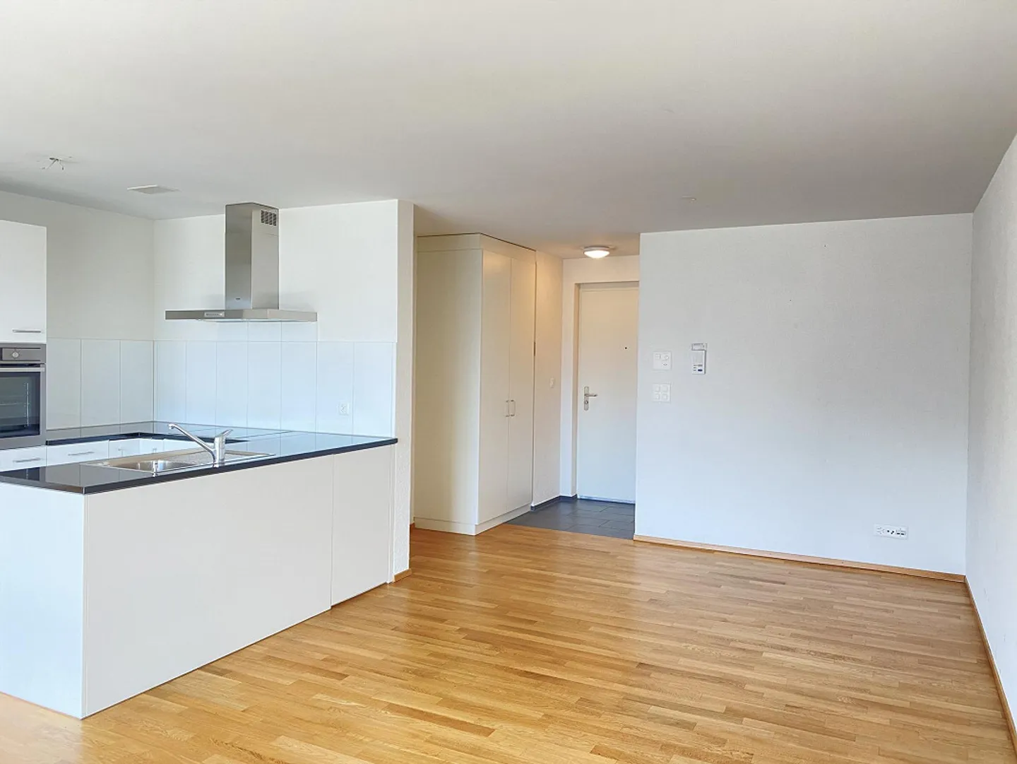 Appartement moderne et lumineux de 2,5 pièces avec balcon vitré - Photo 1 sur 4