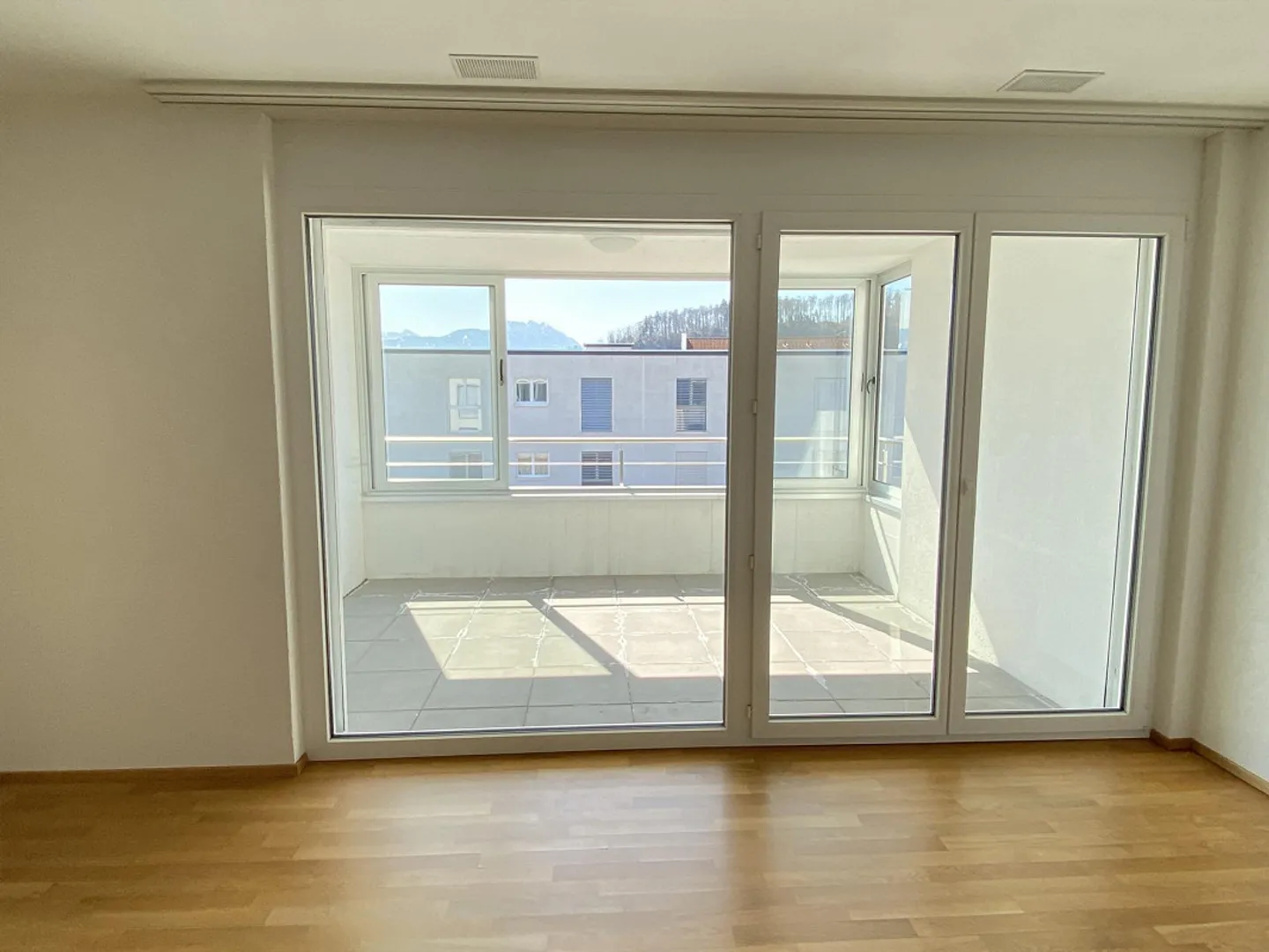 Appartement moderne et lumineux de 2,5 pièces avec balcon vitré - Photo 2 sur 4