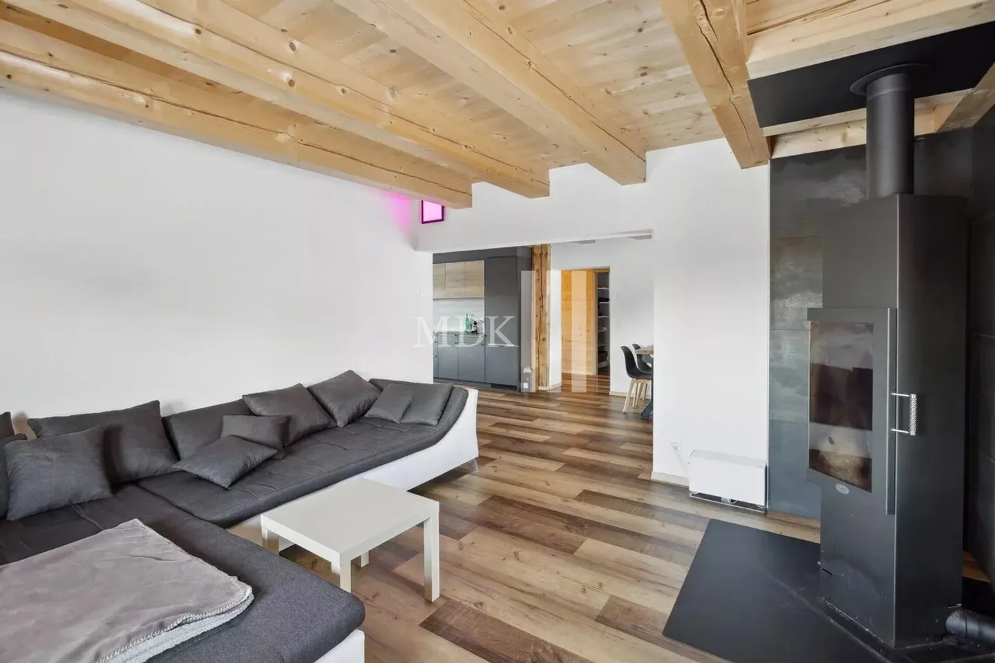 Magnificent renovated and isolated chalet - Photo 3 of 13