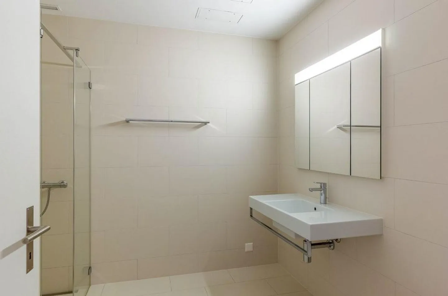 Modern apartment with free parking - limited until March 31, 2027 - Photo 5 of 11