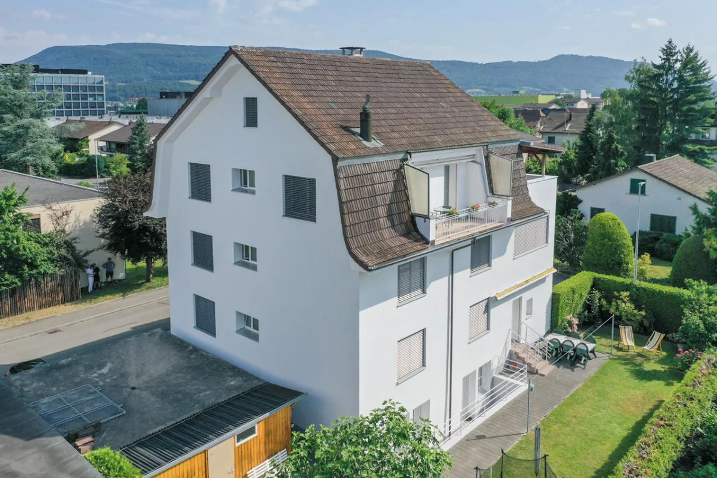 Kernsaniertes Dreifamilienhaus an ruhiger und doch zentraler Lage - Foto 3 von 17