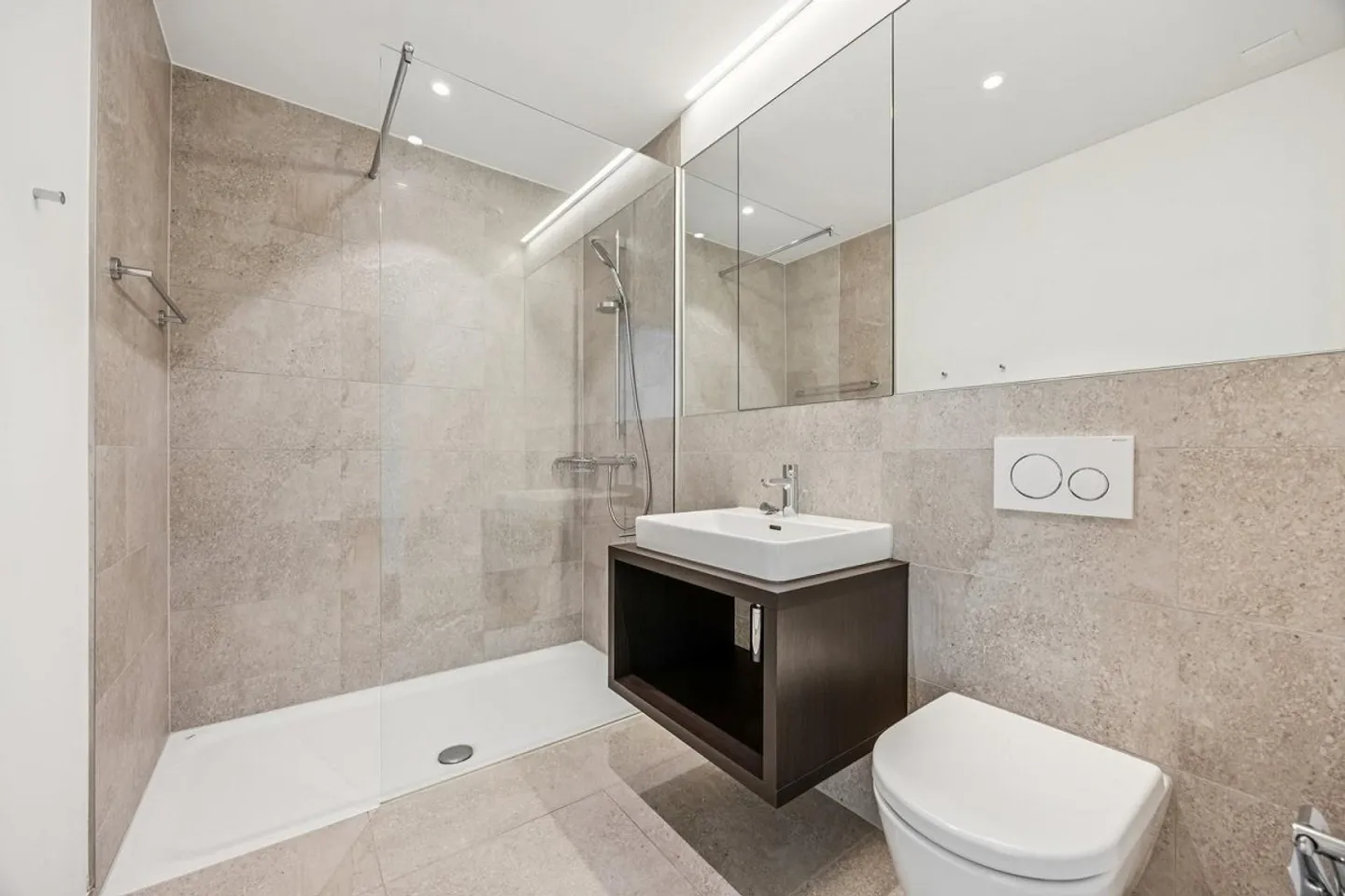 Loft-Feelig mit 24 m² Terrasse mitten in Zürich-Oerlikon - Foto 5 di 8