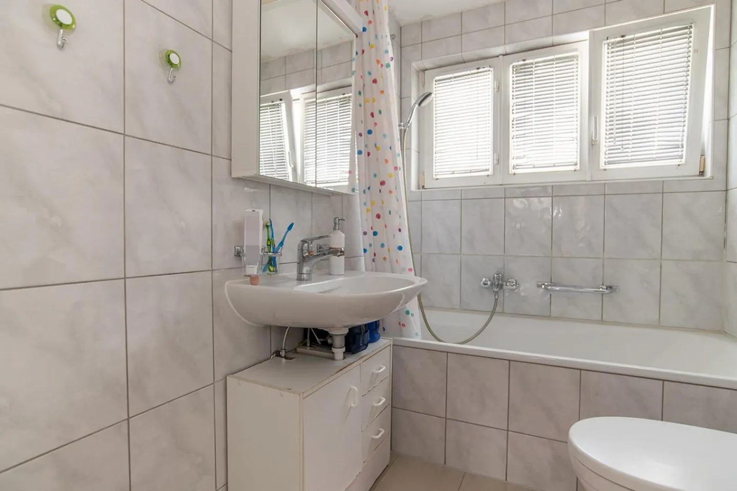 Kernsaniertes Dreifamilienhaus an ruhiger und doch zentraler Lage - Foto 10 von 17