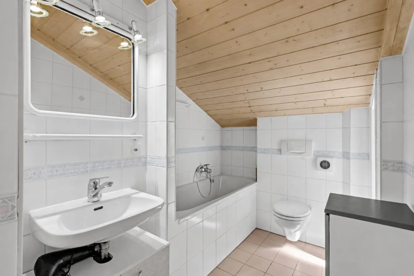Charming Semi-Detached House - Photo 6 of 7