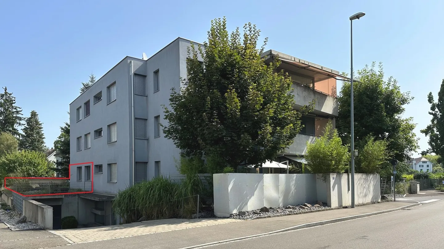 Ampio appartamento con giardino di 4,5 locali con posto auto - Foto 2 di 21