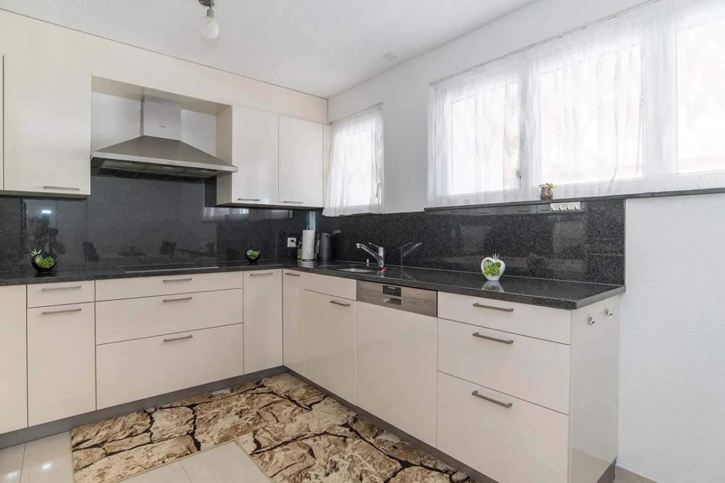 Kernsaniertes Dreifamilienhaus an ruhiger und doch zentraler Lage - Foto 12 von 17