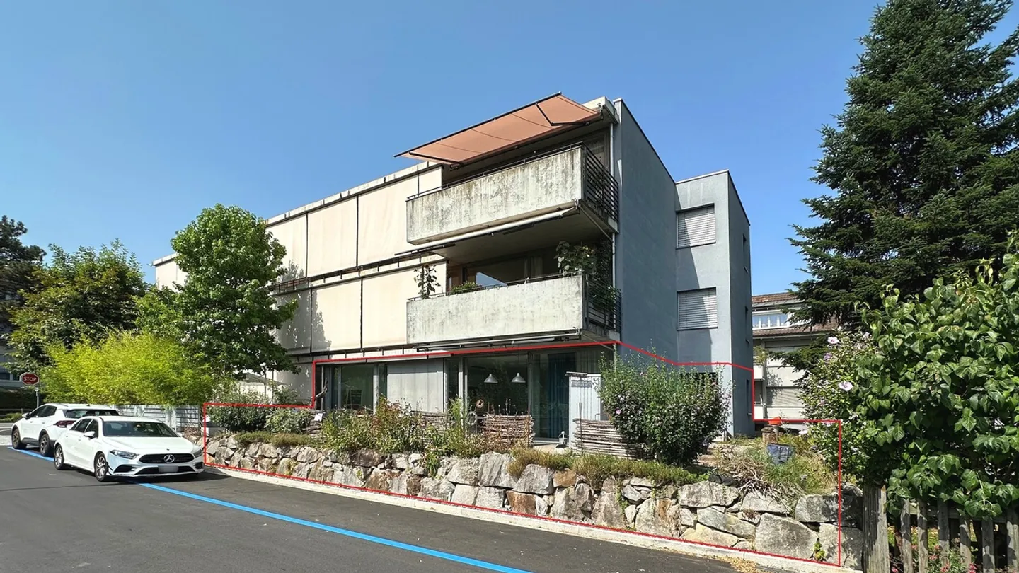 Ampio appartamento con giardino di 4,5 locali con posto auto - Foto 3 di 21