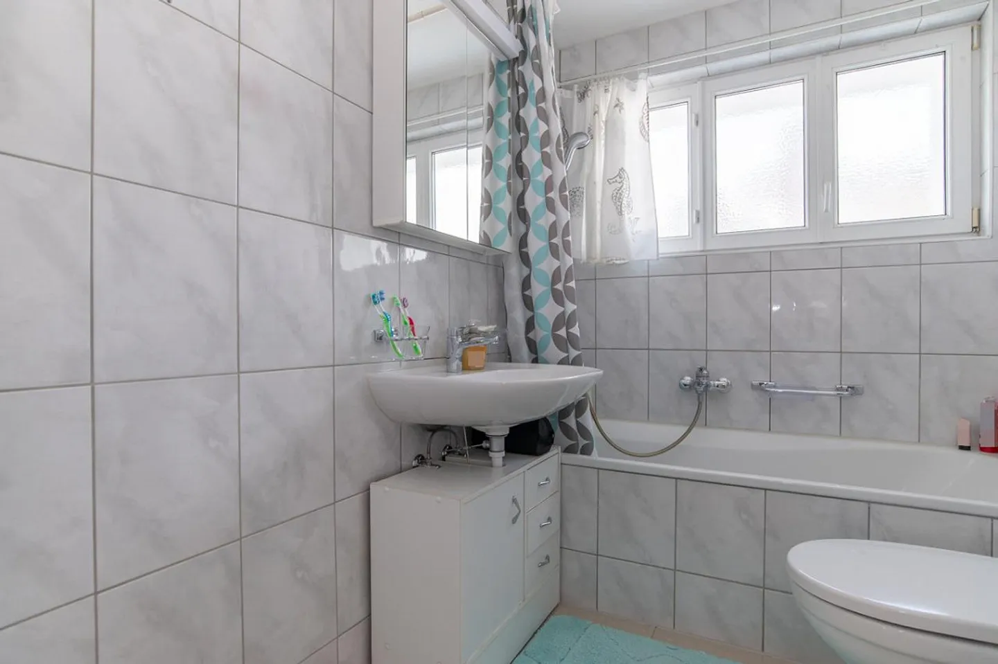 Kernsaniertes Dreifamilienhaus an ruhiger und doch zentraler Lage - Foto 15 von 17