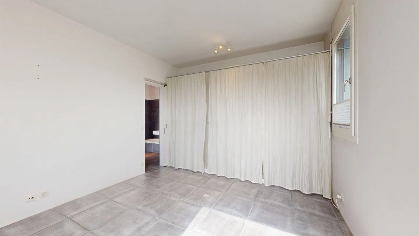 Ampio appartamento con giardino di 4,5 locali con posto auto - Foto 15 di 21