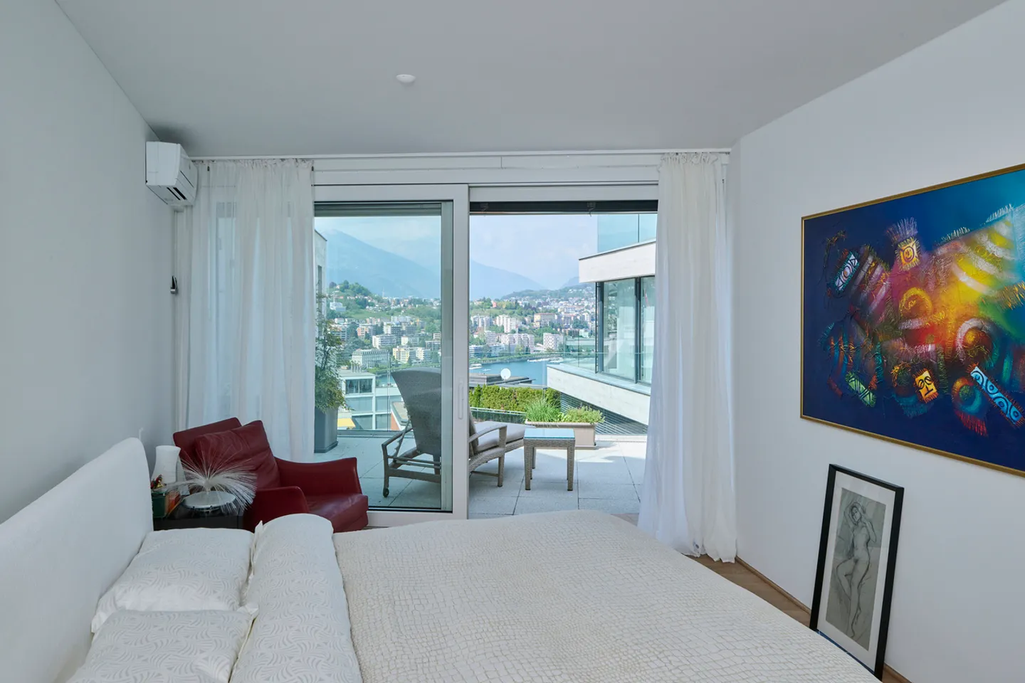 Luxury Apartment with Lake View - Photo 2 of 18