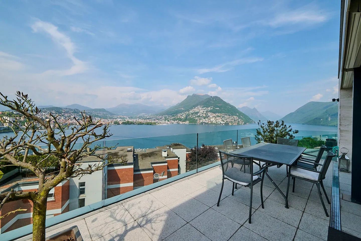 Luxury Apartment with Lake View - Photo 3 of 18