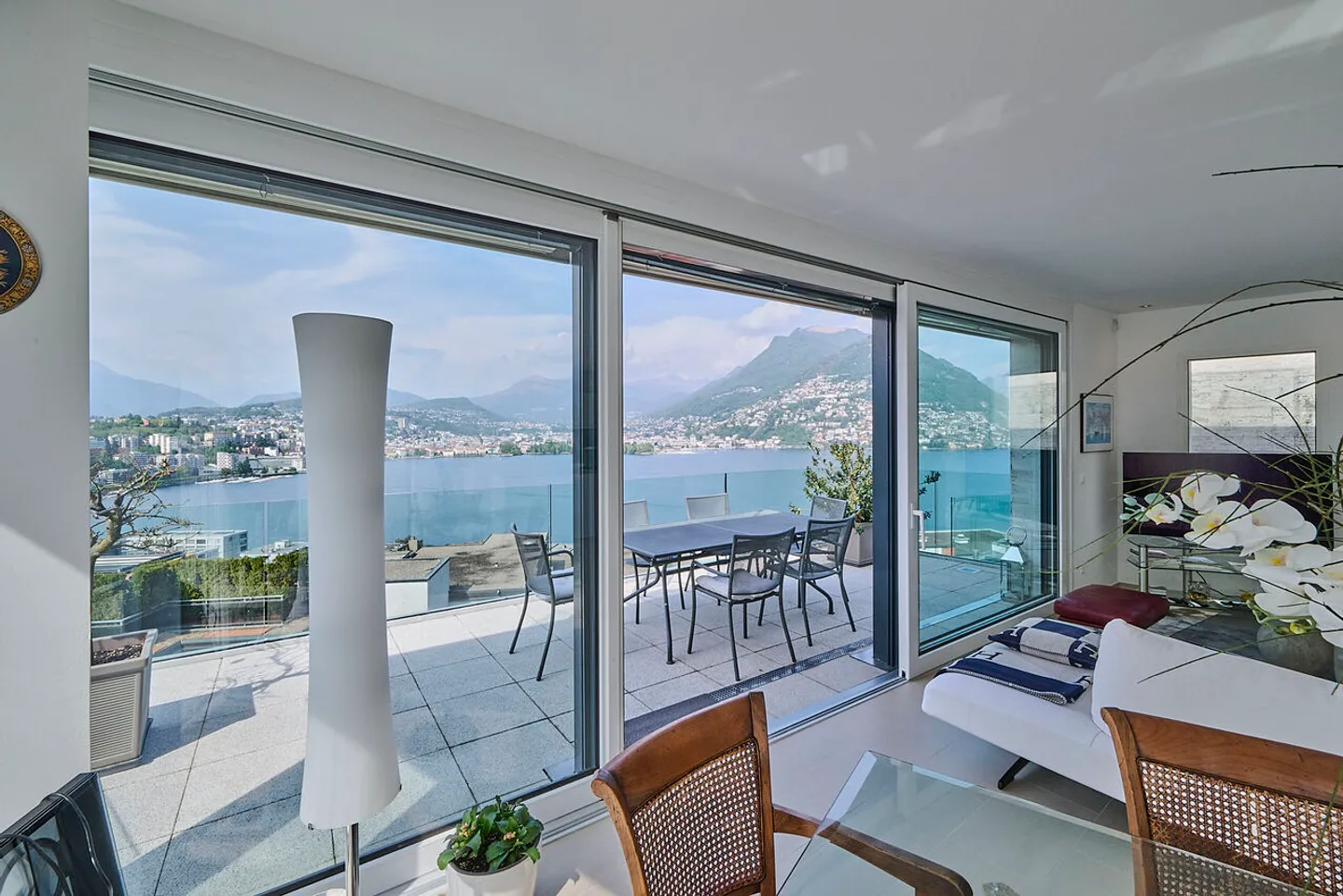 Luxury Apartment with Lake View - Photo 4 of 18