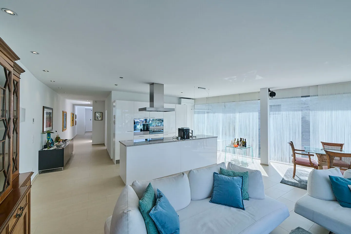 Luxury Apartment with Lake View - Photo 6 of 18