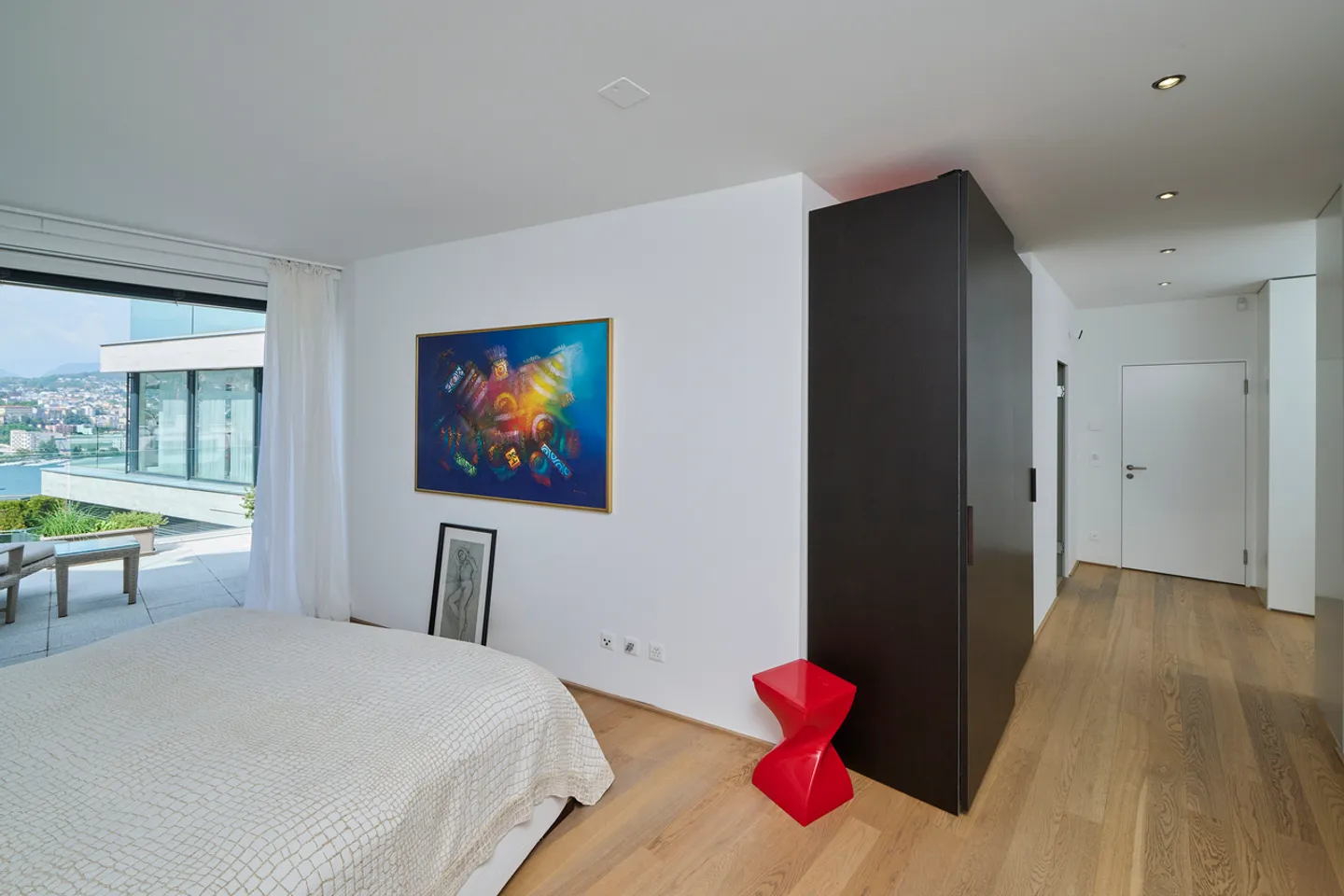 Luxury Apartment with Lake View - Photo 7 of 18